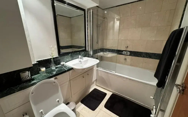 Luxury Apartment In London - Pool Spa & Gym