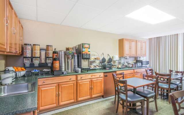 Howard Johnson by Wyndham Gillette