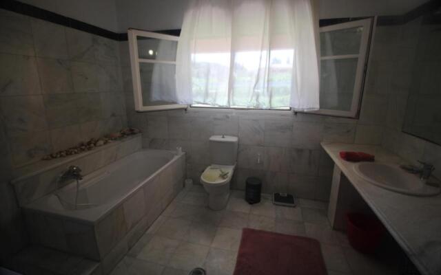 Private Villa AKOBARA, 2km from city center