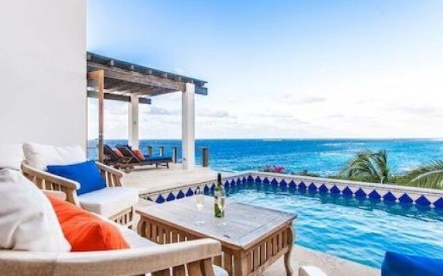 Waves on Shoal Bay Villa