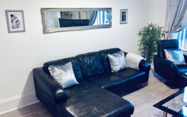 The Lion'S Den On Royal Street