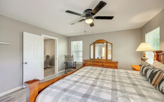 Bandera Carriage House w/ Medina River Access!