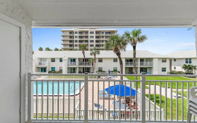 Colony Beach Club 220