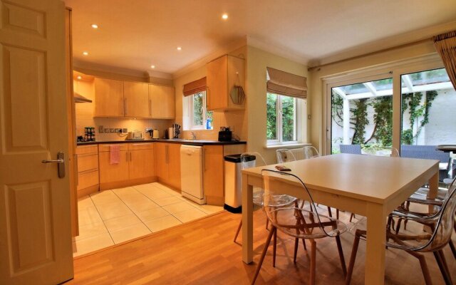 Spacious 4 bed family home in leafy Oxford suburb