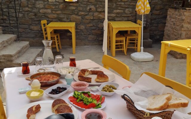 Sari Keçi̇ Taş Otel