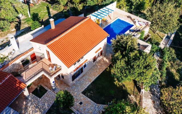 Lovely Holiday Home With Private Pool, Home Gym, Traditional Tavern, Stone BBQ
