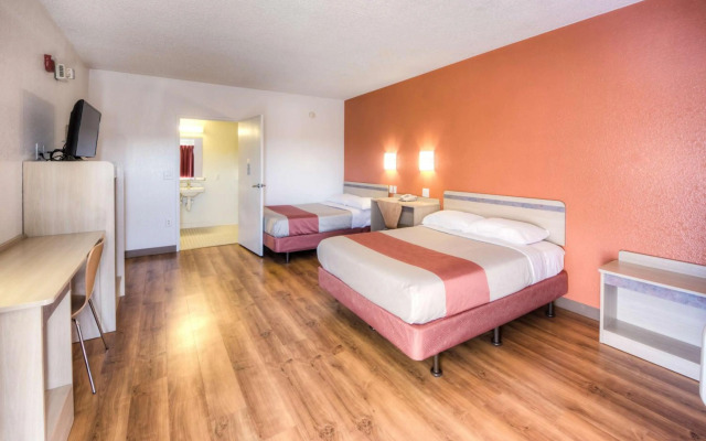 Motel 6 Niantic, CT - New London