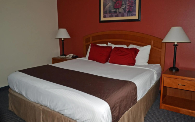 Paola Inn and Suites