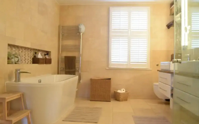Spacious 5 Bedroom House in Chelsea London