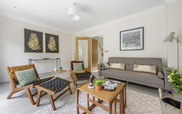 Riverside Home with Private Parking