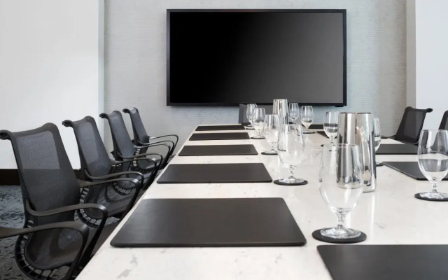 Le Méridien Columbus, The Joseph