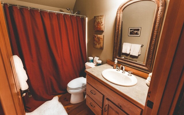 Serenity Pines Lodge in Shugart Flats