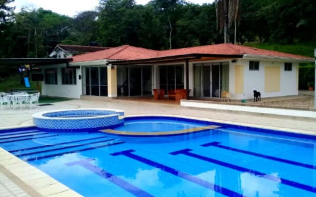 Casa con Piscina Privada Anapoima