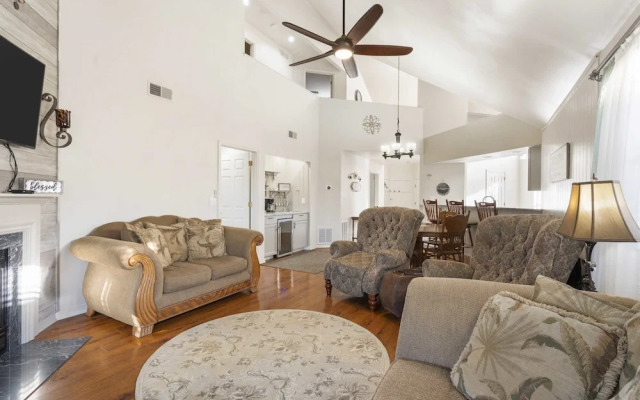 The Cozy Retreat Stay for 10!