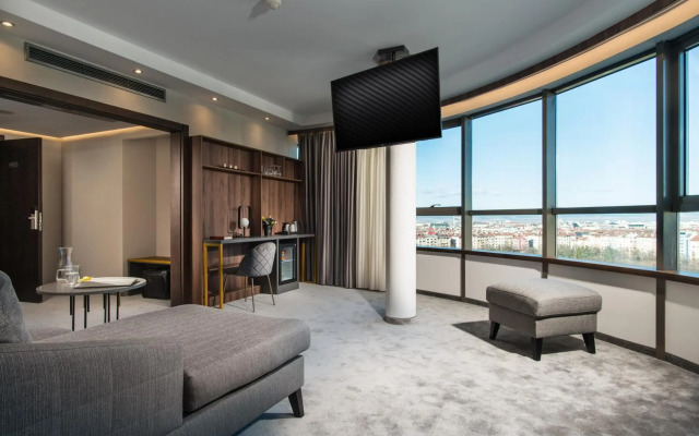 Rosslyn Central Park Hotel