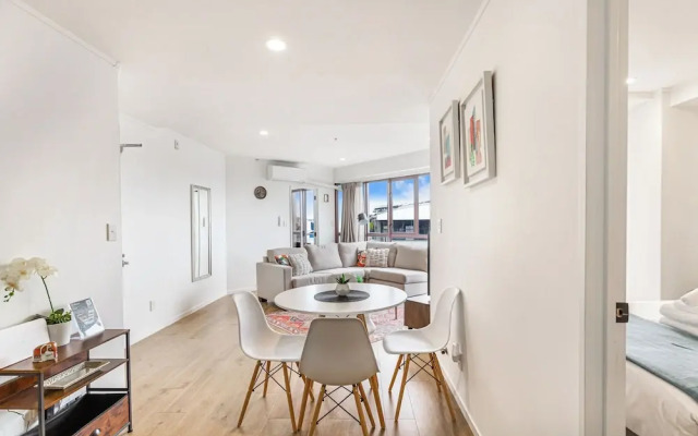 Stylish 2Br Apt With Balcony - Prime Cbd Location!