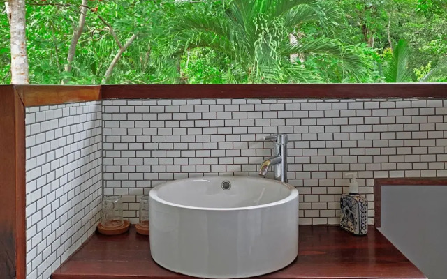 Casa Cayuco Eco-Adventure Lodge