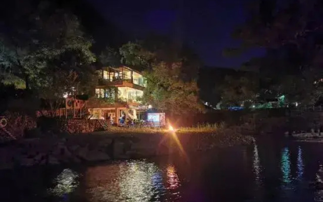 comphor and stream camping