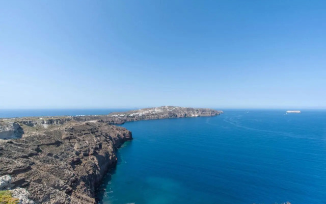 Luxury villa in Megalochori Santorini with Jacuzzi