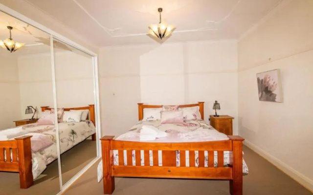 Hillside Cottage │ Comfy, Spacious, Walk to CBD & Stannies – Guest Rooms – Bathurst