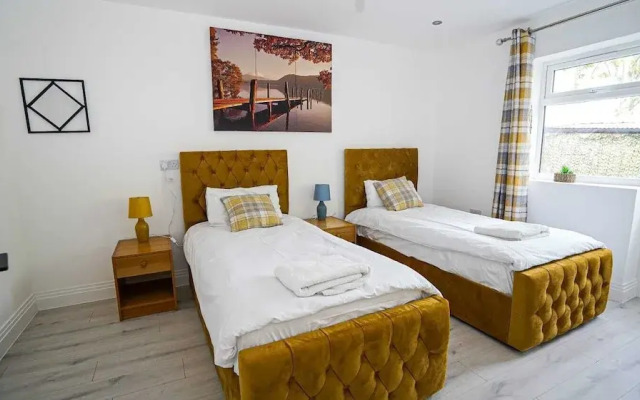 Modern 4-Bedroom Home with Free Parking