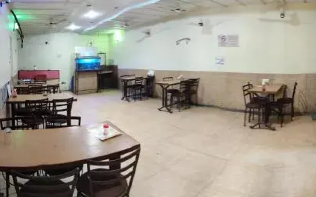 OYO 22238 Hotel Baaz