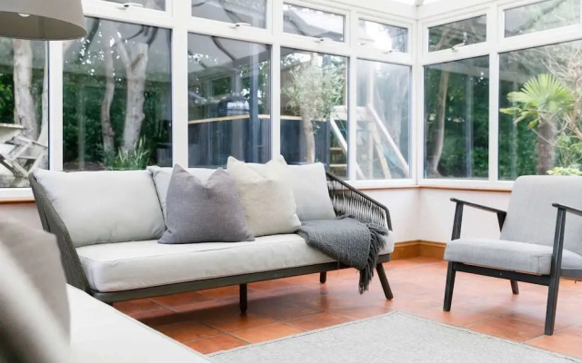 Stylish 4 Bed Home Close to Beach