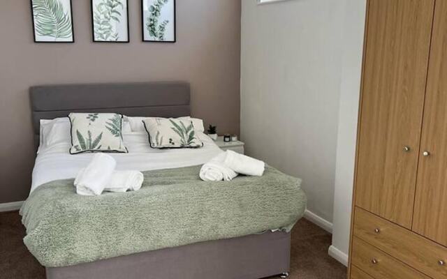 Spacious 3-bed House in Swindon