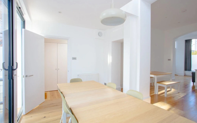 Newly Refurbished Modern 3 Bedroom Apartment in Affluent Fulham