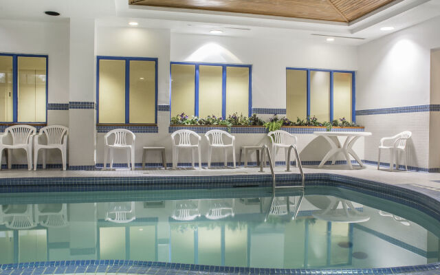 Comfort Hotel & Suites