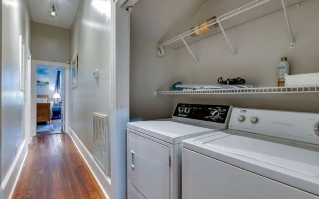 Comfortable Escape 2BR Historic Downtown