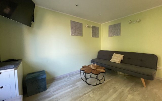 Prime 2Br Apt Next to Train Station