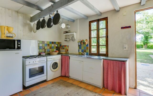 Holiday Home in Laluque with Terrace, Garden And Barbecue