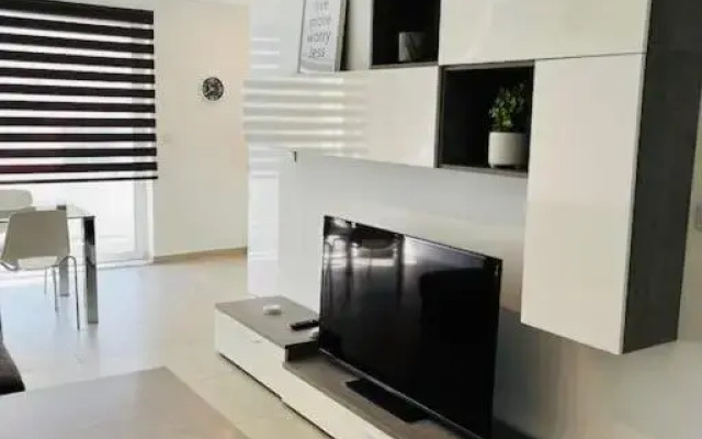 Sliema, Stylish 2 Bedroom Apartment with Parking