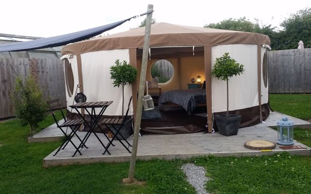 The Little Hide - Grown Up Glamping