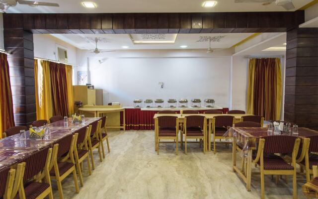 OYO 10323 Hotel Gorbandh