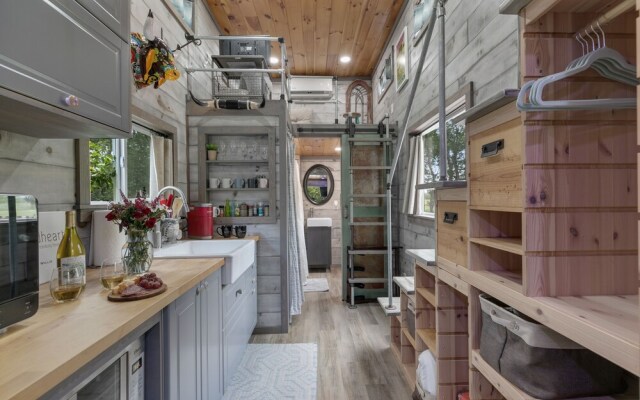 Stunning Modern Tiny Home W/grill