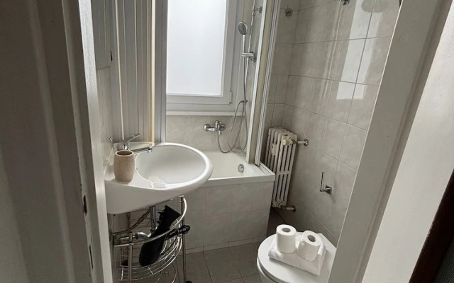 Cosy Studio Quick Metro Ride to Centre