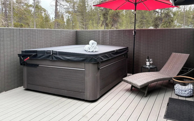 Modern Sunriver Home w/ Hot Tub: Ski, Hike & Bike!