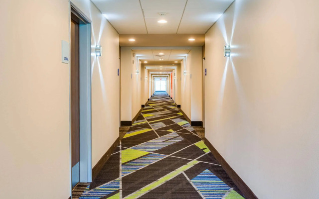 Holiday Inn Express & Suites Russellville by IHG