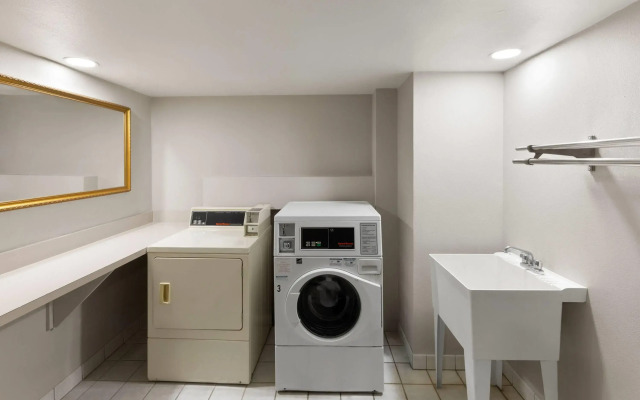 Days Inn by Wyndham Tulsa Central