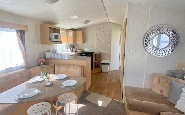 Stunning 2-Bed Sleeps 6 Caravan in Felixstow
