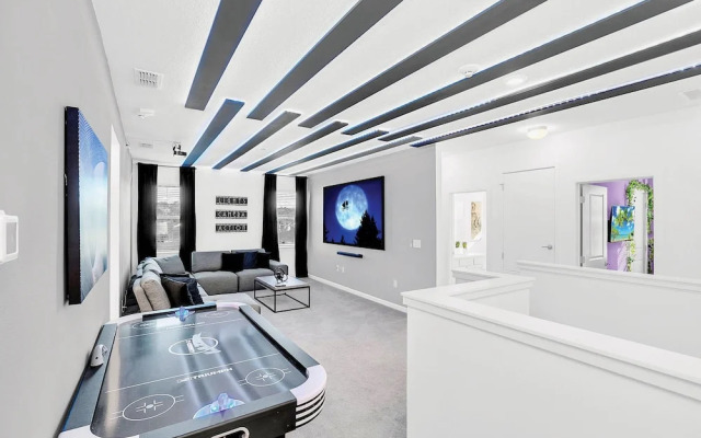 Upstay - 20-guest-all-theme-rooms-pool-spa-theatre