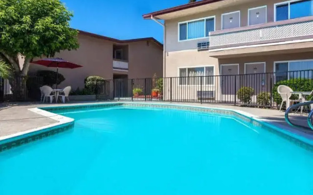 Super 8 Motel - Canoga Park