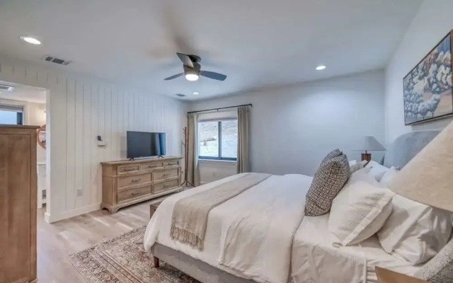 Luxury Riverfront Villa With Firepit & Gameroom!