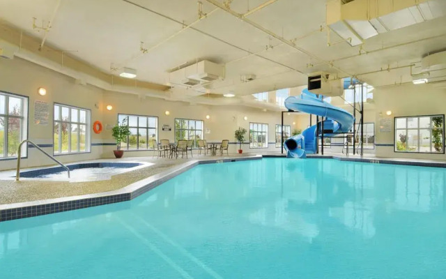 Days Inn & Suites Strathmore