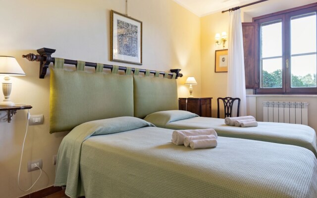 Quaint Holiday Home in Siena with Hot Tub