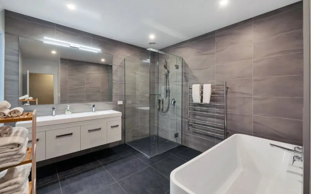Spectacular Hilltop Retreat near Piha
