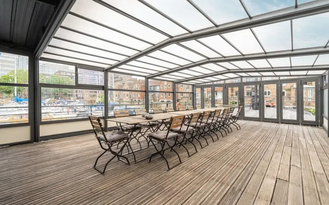 JOIVY Stunning 5-Bed Boathouse On The River Thames