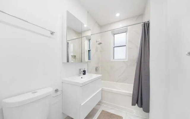 Spacious Renovated Apartment Sleeps 12